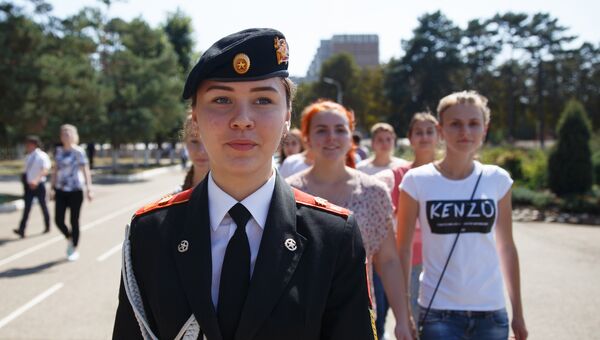 Девушки-кандидаты в курсанты Краснодарского высшего военного авиационного училища летчиков во время ознакомительной экскурсии по училищу Девушки-кандидаты в курсанты Краснодарского высшего военного авиационного училища летчиков во время ознакомительной экскурсии по училищу
