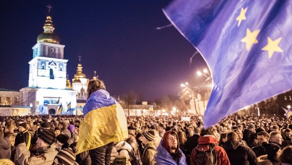 Участники акции в поддержку евроинтеграции Украины на Михайловской площади в Киеве Участники акции в поддержку евроинтеграции Украины на Михайловской площади в Киеве