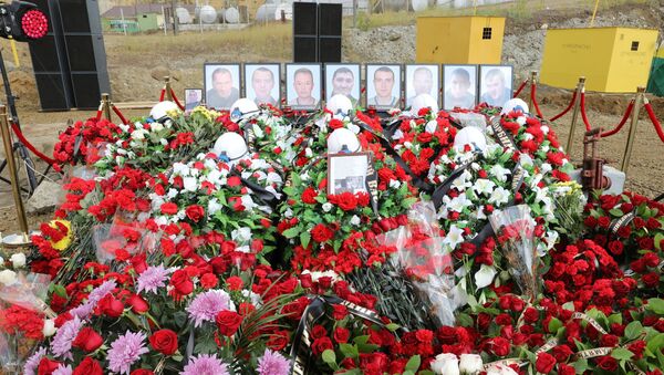 Цветы и свечи у памятного камня рядом со зданием администрации рудника Мир. 29 августа 2017 Цветы и свечи у памятного камня рядом со зданием администрации рудника Мир. 29 августа 2017