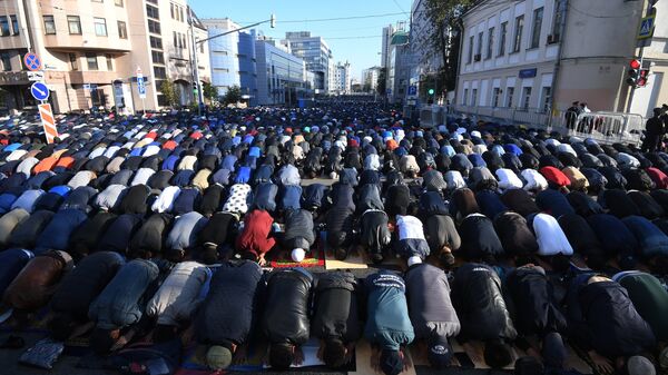 Мусульмане в день праздника жертвоприношения Курбан-байрам возле Московской Соборной мечети. 1 сентября 2017 Мусульмане в день праздника жертвоприношения Курбан-байрам возле Московской Соборной мечети. 1 сентября 2017