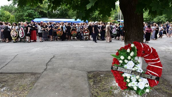 Участники траурных мероприятий 1-го сентября в Беслане Участники траурных мероприятий 1-го сентября в Беслане