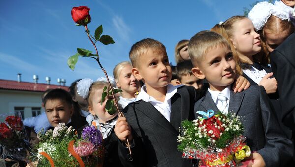 Первоклассники на праздничной линейке в средней школе №1 в Чите в День знаний Первоклассники на праздничной линейке в средней школе №1 в Чите в День знаний