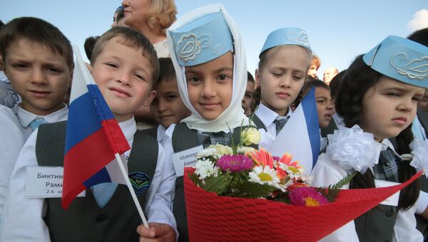 Ученики новой открывшейся в микрорайоне Фонтаны в Симферополе школы № 44 на торжественной линейке, посвященной Дню знаний Ученики новой открывшейся в микрорайоне Фонтаны в Симферополе школы № 44 на торжественной линейке, посвященной Дню знаний