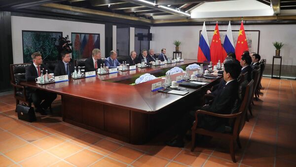 3 сентября 2017. Президент РФ Владимир Путин и председатель КНР Си Цзиньпин во время переговоров на полях саммита БРИКС в Сямэне 3 сентября 2017. Президент РФ Владимир Путин и председатель КНР Си Цзиньпин во время переговоров на полях саммита БРИКС в Сямэне