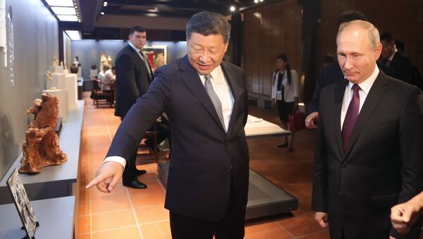 3 сентября 2017. Президент РФ Владимир Путин и председатель КНР Си Цзиньпин на выставке культурного наследия Китая в Сямэне 3 сентября 2017. Президент РФ Владимир Путин и председатель КНР Си Цзиньпин на выставке культурного наследия Китая в Сямэне