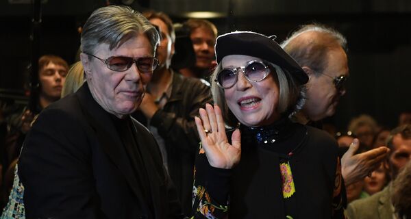 Актеры Александр Збруев и Инна Чурикова во время сбора труппы театра Ленком Актеры Александр Збруев и Инна Чурикова во время сбора труппы театра Ленком
