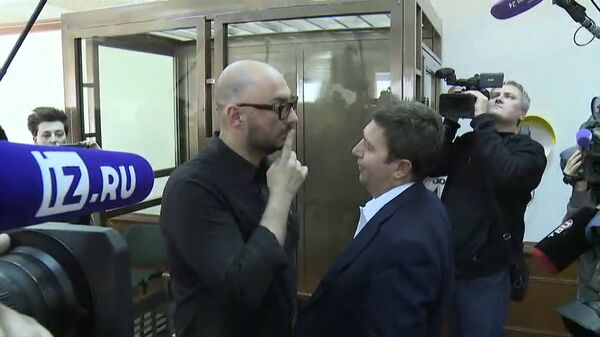 Серебренников в зале суда жестом попросил адвоката молчать из-за микрофонов СМИ Серебренников в зале суда жестом попросил адвоката молчать из-за микрофонов СМИ