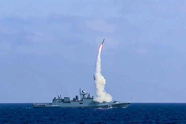 Пуски крылатых ракет Калибр с фрегата Адмирал Эссен по объектам запрещенной в РФ террористической группировки ИГИЛ в Сирии. 5 сентября 2017 Пуски крылатых ракет Калибр с фрегата Адмирал Эссен по объектам запрещенной в РФ террористической группировки ИГИЛ в Сирии. 5 сентября 2017