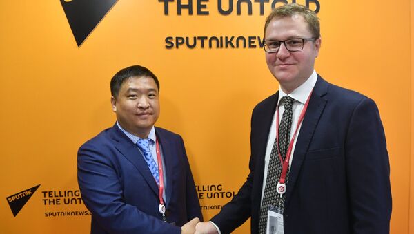 Заместитель главного редактора Информационного агентства и радио Sputnik Олег Осипов и руководитель российского представительства компании Alibaba Culture Communication Сянцянь Ци во Владивостоке. 6 сентября 2017 Заместитель главного редактора Информационного агентства и радио Sputnik Олег Осипов и руководитель российского представительства компании Alibaba Culture Communication Сянцянь Ци во Владивостоке. 6 сентября 2017