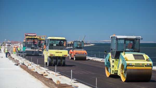 Устройство дорожного покрытия на участке автодорожного моста на острове Тузла. Июль 2017 Устройство дорожного покрытия на участке автодорожного моста на острове Тузла. Июль 2017