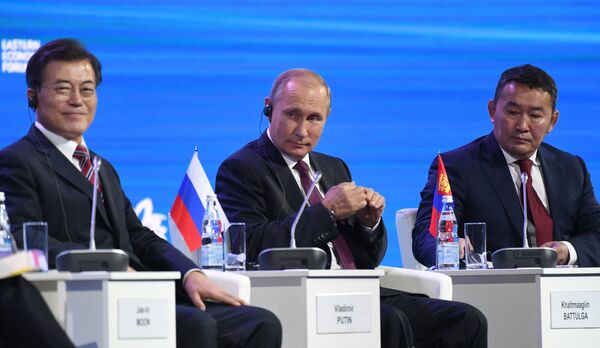 Президент РФ Владимир Путин, президент Монголии Халтмагийн Баттулга и президент Республики Корея Мун Чжэ Ин на пленарном заседании III Восточного экономического форума во Владивостоке Президент РФ Владимир Путин, президент Монголии Халтмагийн Баттулга и президент Республики Корея Мун Чжэ Ин на пленарном заседании III Восточного экономического форума во Владивостоке