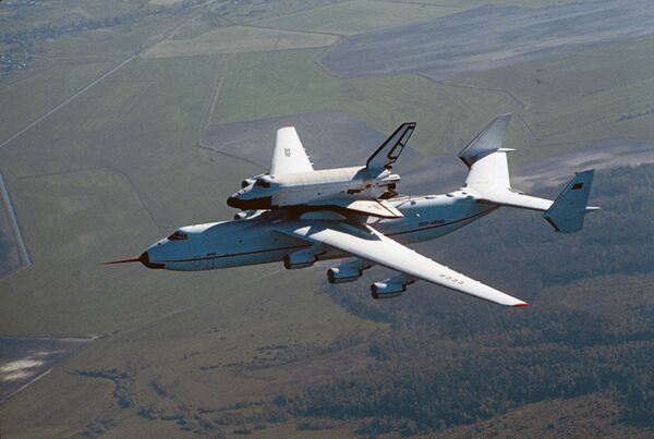Самолет Ан-225 Мрия с космическим кораблем Буран в полете Самолет Ан-225 Мрия с космическим кораблем Буран в полете