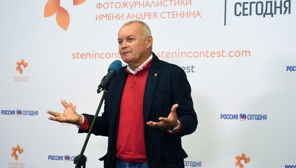 Генеральный директор МИА Россия сегодня Дмитрий Киселев на выставке работ финалистов Международного конкурса фотожурналистики имени Андрея Стенина. 7 сентября 2017 Генеральный директор МИА Россия сегодня Дмитрий Киселев на выставке работ финалистов Международного конкурса фотожурналистики имени Андрея Стенина. 7 сентября 2017