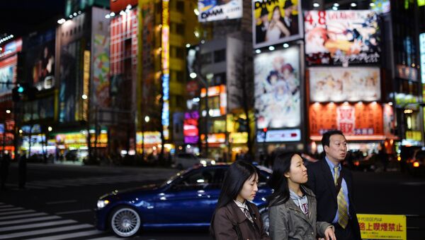 Жители Токио на одной из улиц город. Архивное фото