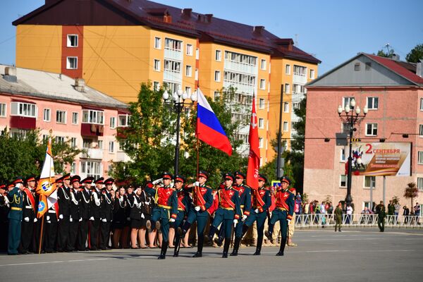 Торжественный парад в Южно-Сахалинске Торжественный парад в Южно-Сахалинске