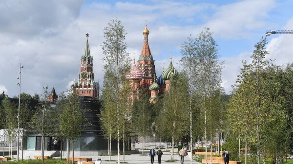 Вид на Спасскую башню Московского кремля и собор Василия Блаженного со стороны парка Зарядье в Москве. 9 сентября 2017 Вид на Спасскую башню Московского кремля и собор Василия Блаженного со стороны парка Зарядье в Москве. 9 сентября 2017