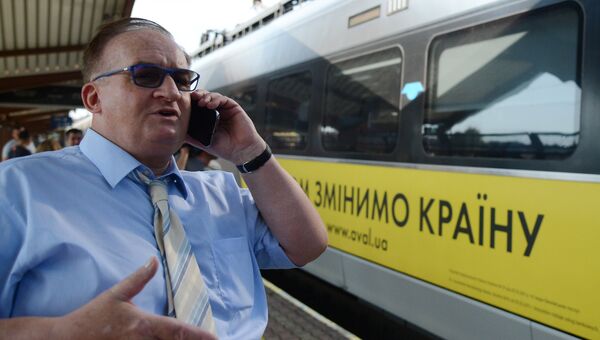 Депутат европарламента Яцек Сариуш-Вольски на железнодорожном вокзале в польском Пшемышле. 10 сентября 2017 Депутат европарламента Яцек Сариуш-Вольски на железнодорожном вокзале в польском Пшемышле. 10 сентября 2017