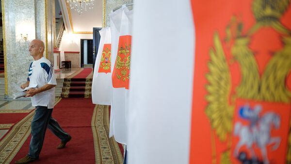 Избиратель в единый день голосования на избирательном участке. 10 сентября 2017 Избиратель в единый день голосования на избирательном участке. 10 сентября 2017