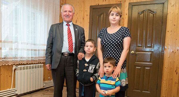 Таджик Рахмон Джураев и его внуки - Путин и Шойгу Таджик Рахмон Джураев и его внуки - Путин и Шойгу