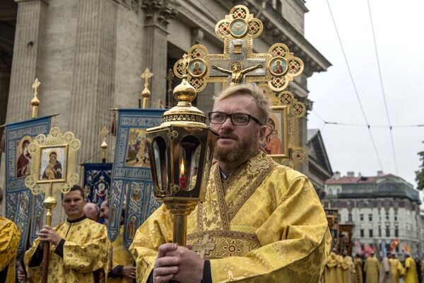 Во время крестного хода в честь дня перенесения мощей святого благоверного князя Александра Невского в Санкт-Петербурге Во время крестного хода в честь дня перенесения мощей святого благоверного князя Александра Невского в Санкт-Петербурге