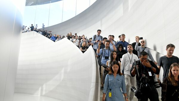 Представители СМИ в штаб-квартире Apple в Купертино Представители СМИ в штаб-квартире Apple в Купертино