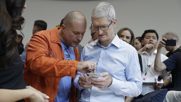 Генеральный директор Apple Тим Кук и главный дизайнер Джонатан Ив тестируют новый телефон iPhone X Генеральный директор Apple Тим Кук и главный дизайнер Джонатан Ив тестируют новый телефон iPhone X