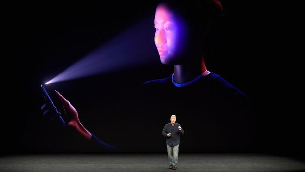 Вице-президент компании Apple Филип Шиллер во время презентации iPhone X в Купертино. 12 сентября 2017 Вице-президент компании Apple Филип Шиллер во время презентации iPhone X в Купертино. 12 сентября 2017