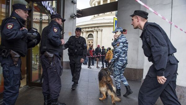 Сотрудники полиции у торгового центра в Санкт-Петербурге Сотрудники полиции у торгового центра в Санкт-Петербурге