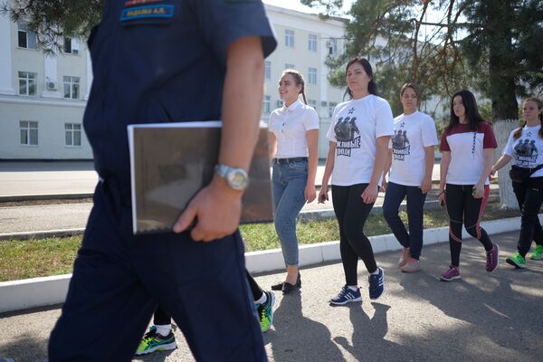 Абитуриентки готовятся к поступлению в Краснодарское высшее военное авиационное училище лётчиков. 15 сентября 2017 Абитуриентки готовятся к поступлению в Краснодарское высшее военное авиационное училище лётчиков. 15 сентября 2017