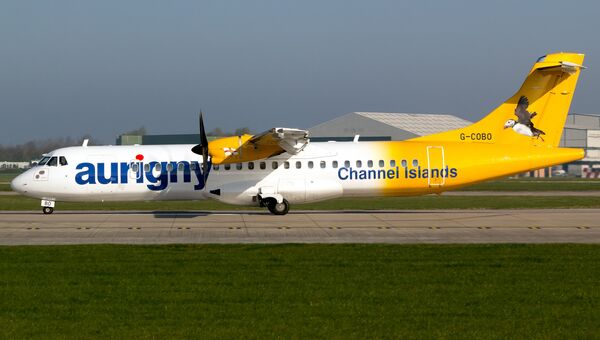 Самолет ATR72-212 авиакомпании Aurigny Air Services в аэропорту Манчестера. Архивное фото Самолет ATR72-212 авиакомпании Aurigny Air Services в аэропорту Манчестера. Архивное фото