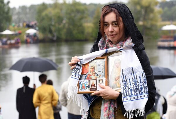 Участница VI Елисаветинского крестного хода во время переправы через Москву-реку из села Ильинское в село Усово Участница VI Елисаветинского крестного хода во время переправы через Москву-реку из села Ильинское в село Усово