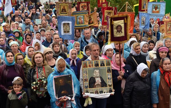 Верующие во время молебна у храма Спаса Нерукотворного Образа в селе Усово в Московской области Верующие во время молебна у храма Спаса Нерукотворного Образа в селе Усово в Московской области