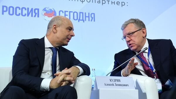 Министр финансов РФ Антон Силуанов и председатель совета Фонда Центра стратегических разработок Алексей Кудрин на форуме Опора России. 18 сентября 2017 Министр финансов РФ Антон Силуанов и председатель совета Фонда Центра стратегических разработок Алексей Кудрин на форуме Опора России. 18 сентября 2017