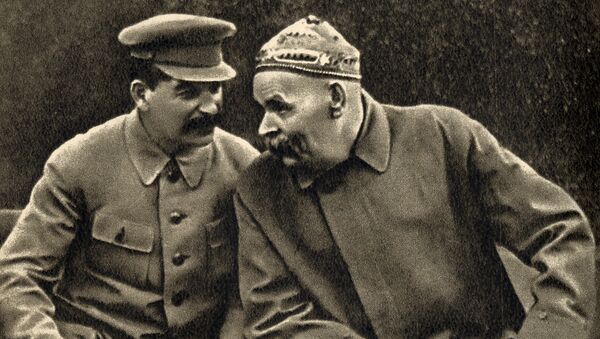Иосиф Сталин и Максим Горький в скверике на Красной площади. 1931 год. Иосиф Сталин и Максим Горький в скверике на Красной площади. 1931 год.