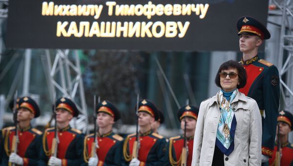 Дочь Михаила Калашникова на церемонии открытия памятника оружейнику Михаилу Калашникову в Москве. 19 сентября 2017 Дочь Михаила Калашникова на церемонии открытия памятника оружейнику Михаилу Калашникову в Москве. 19 сентября 2017