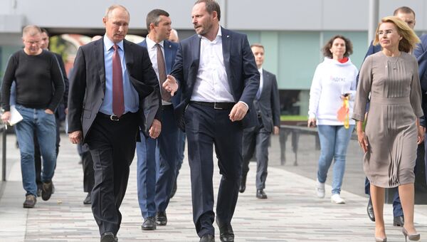 Президент РФ Владимир Путин и генеральный директор компании Яндекс Аркадий Волож (справа в центре) во время посещения московского офиса отечественной ИТ-компании Яндекс, которой исполняется 20 лет Президент РФ Владимир Путин и генеральный директор компании Яндекс Аркадий Волож (справа в центре) во время посещения московского офиса отечественной ИТ-компании Яндекс, которой исполняется 20 лет