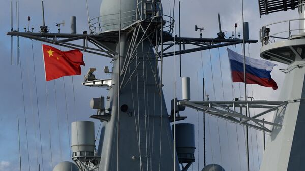Государственные флаги России и Китая на эсминце Ши Цзячжуан во время учений Морское взаимодействие - 2017. 22 сентября 2017 Государственные флаги России и Китая на эсминце Ши Цзячжуан во время учений Морское взаимодействие - 2017. 22 сентября 2017