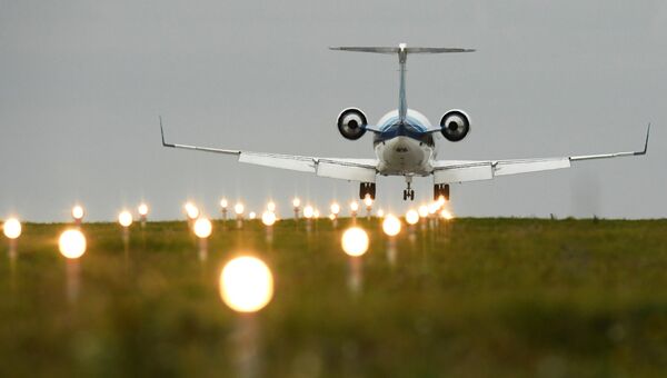 Самолет заходит на посадку в международном аэропорту Казань Самолет заходит на посадку в международном аэропорту Казань