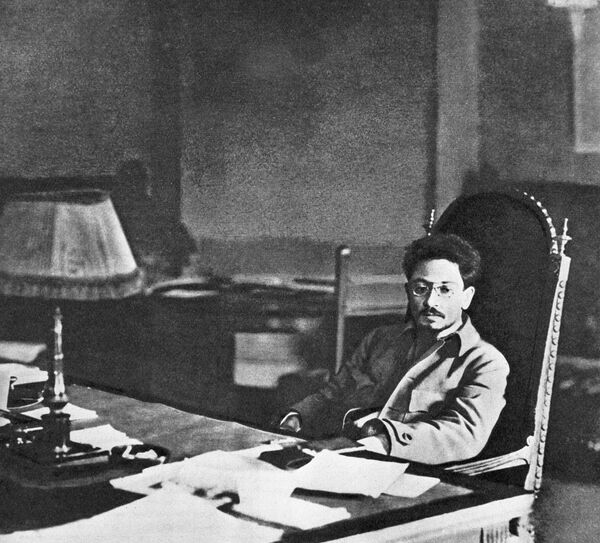 Яков Михайлович Свердлов (1885-1919), политический и государственный деятель, революционер, большевик Яков Михайлович Свердлов (1885-1919), политический и государственный деятель, революционер, большевик