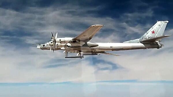 Стратегический бомбардировщик-ракетоносец Ту-95МС наносит удары крылатыми ракетами Х-101 по объектам террористов в Сирии. 26 сентября 2017 Стратегический бомбардировщик-ракетоносец Ту-95МС наносит удары крылатыми ракетами Х-101 по объектам террористов в Сирии. 26 сентября 2017