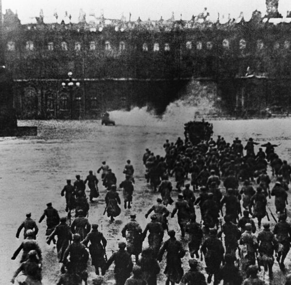 Штурм Зимнего дворца 25 октября 1917 года. Кадр из фильма Октябрь. Режиссеры Сергей Эйзенштейн, Григорий Александров. 1927 год. Штурм Зимнего дворца 25 октября 1917 года. Кадр из фильма Октябрь. Режиссеры Сергей Эйзенштейн, Григорий Александров. 1927 год.
