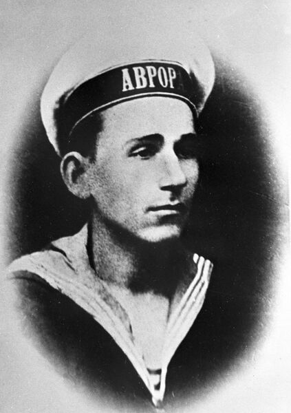 Александр Викторович Белышев (1893-1974). Петроград. 1917 год. Александр Викторович Белышев (1893-1974). Петроград. 1917 год.