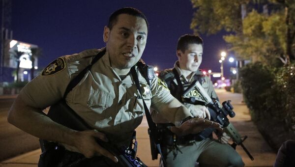 Сотрудники полиции на месте стрельбы у казино Mandalay Bay в Лас-Вегасе, США. 2 октября 2017 Сотрудники полиции на месте стрельбы у казино Mandalay Bay в Лас-Вегасе, США. 2 октября 2017