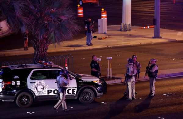 Сотрудники полиции на месте стрельбы у казино Mandalay Bay в Лас-Вегасе, США. 2 октября 2017 Сотрудники полиции на месте стрельбы у казино Mandalay Bay в Лас-Вегасе, США. 2 октября 2017