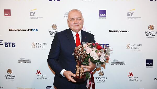Генеральный директор МИА Россия сегодня Дмитрий Киселев, получивший премию в номинации Информационно-аналитическая итоговая программа за программу Вести недели на телеканале Россия, после церемонии награждения ТЭФИ - 2017 Генеральный директор МИА Россия сегодня Дмитрий Киселев, получивший премию в номинации Информационно-аналитическая итоговая программа за программу Вести недели на телеканале Россия, после церемонии награждения ТЭФИ - 2017