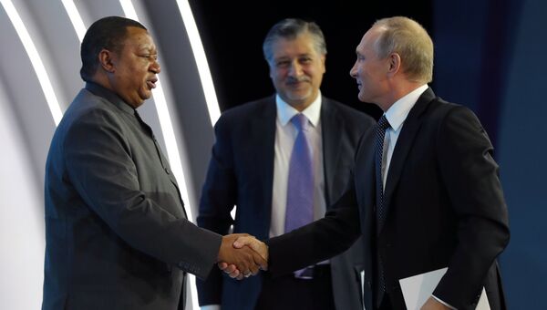 Президент РФ Владимир Путин и генеральный секретарь ОПЕК Мохаммед Сануси Баркиндо на форуме Российская энергетическая неделя. 4 октября 2017 Президент РФ Владимир Путин и генеральный секретарь ОПЕК Мохаммед Сануси Баркиндо на форуме Российская энергетическая неделя. 4 октября 2017