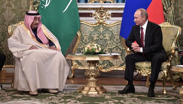 Президент РФ Владимир Путин и король Саудовской Аравии Сальман Бен Абдель Азиз Аль Сауд во время встречи. 5 октября 2017 Президент РФ Владимир Путин и король Саудовской Аравии Сальман Бен Абдель Азиз Аль Сауд во время встречи. 5 октября 2017