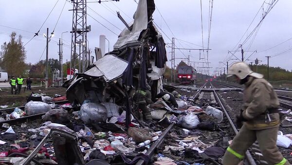 Фрагмент пассажирского автобуса, столкнувшегося c поездом на железнодорожном переезде во Владимирской области. 6 октября 2017 Фрагмент пассажирского автобуса, столкнувшегося c поездом на железнодорожном переезде во Владимирской области. 6 октября 2017