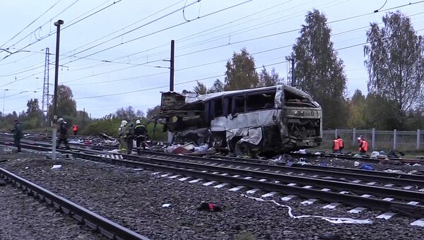 Сотрудники МЧС России на месте столкновения пассажирского автобуса c поездом на железнодорожном переезде во Владимирской области. 6 октября 2017 Сотрудники МЧС России на месте столкновения пассажирского автобуса c поездом на железнодорожном переезде во Владимирской области. 6 октября 2017