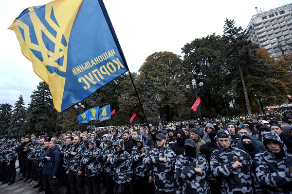 Радикалы из Национального корпуса у здания парламента Украины в Киеве. 5 октября 2017 Радикалы из Национального корпуса у здания парламента Украины в Киеве. 5 октября 2017